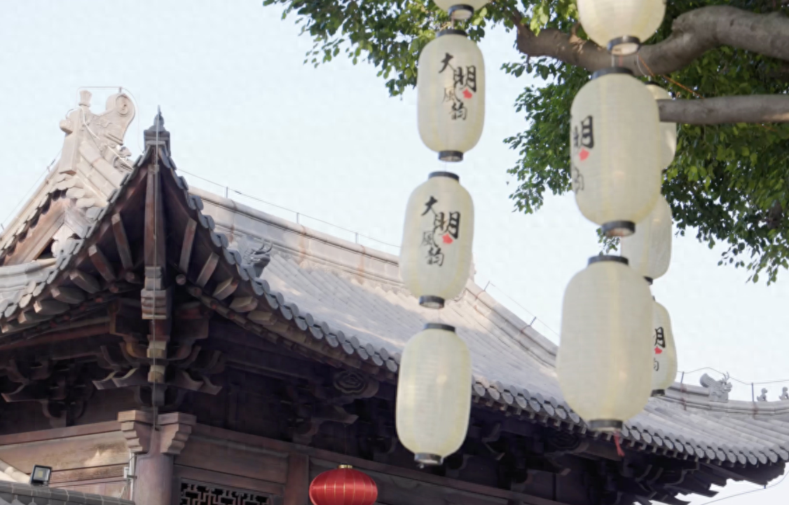 视频｜仿明城墙下的博物馆之夜，好一抹“青花蓝”