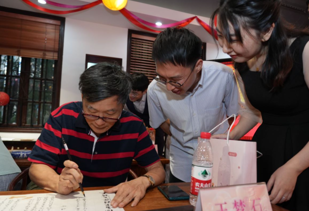 七夕文化氛围拉满！书法名家写婚书送“甜蜜”