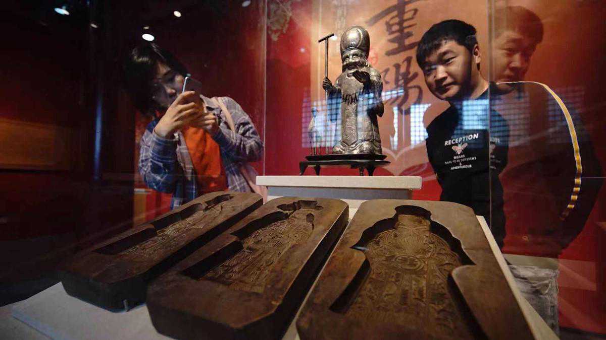 茱萸树下佩香囊 东岳庙重阳立起“九花塔”