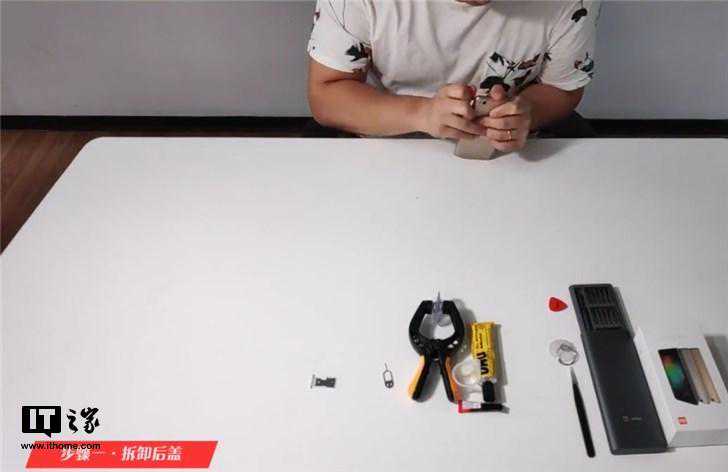 小米演示：如何把旧手机大卸八块后裱起来