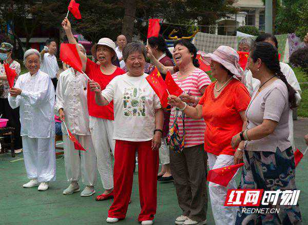 边包粽子边看演出 岳阳市总工会家属大院这样迎端午