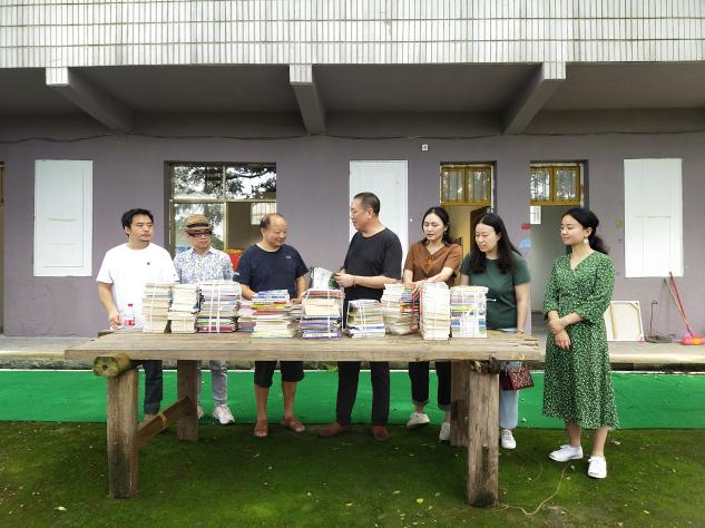 为乡里娃开美术馆，这群老师有高招