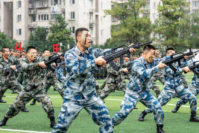 秣马厉兵致青春，长沙航院2023级新生接受军训检阅