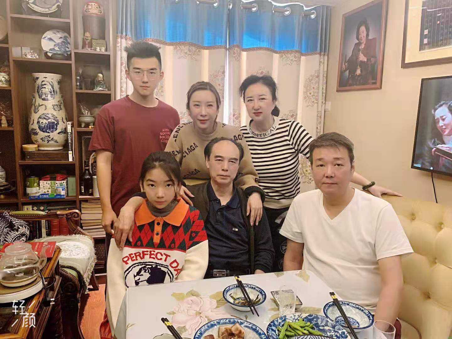 著名画家丛鸿伯，中秋思家国