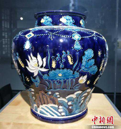 山西高平匠师复烧珐华釉 再现失传300年烧制工艺
