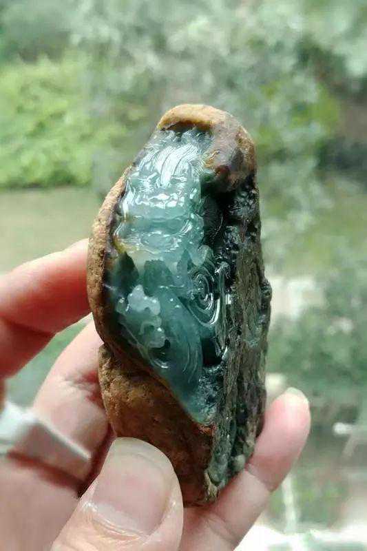翡翠玉雕中的带皮雕刻是一种艺术，美不胜收！