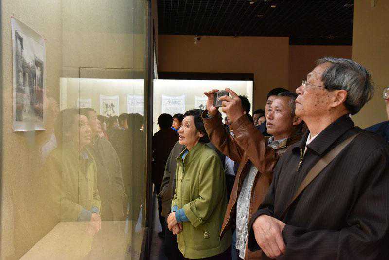 老艺术家邹晓清中国画展举行