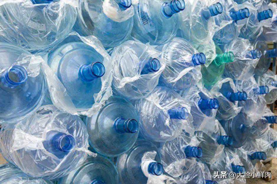 你喝的水里有“微塑料”，对人体有害！但 1 个超简单步骤能去除