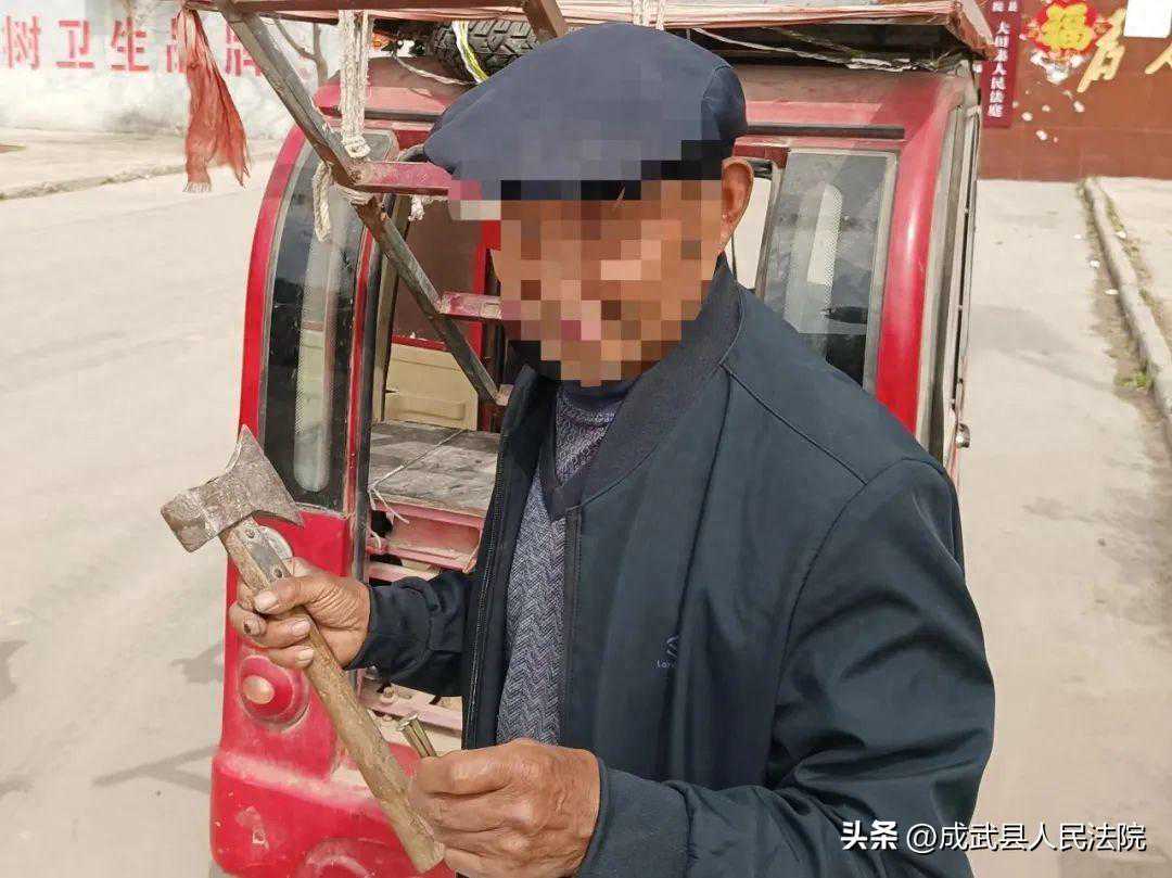 76岁的张大爷带着锤子来到法庭！结局很暖