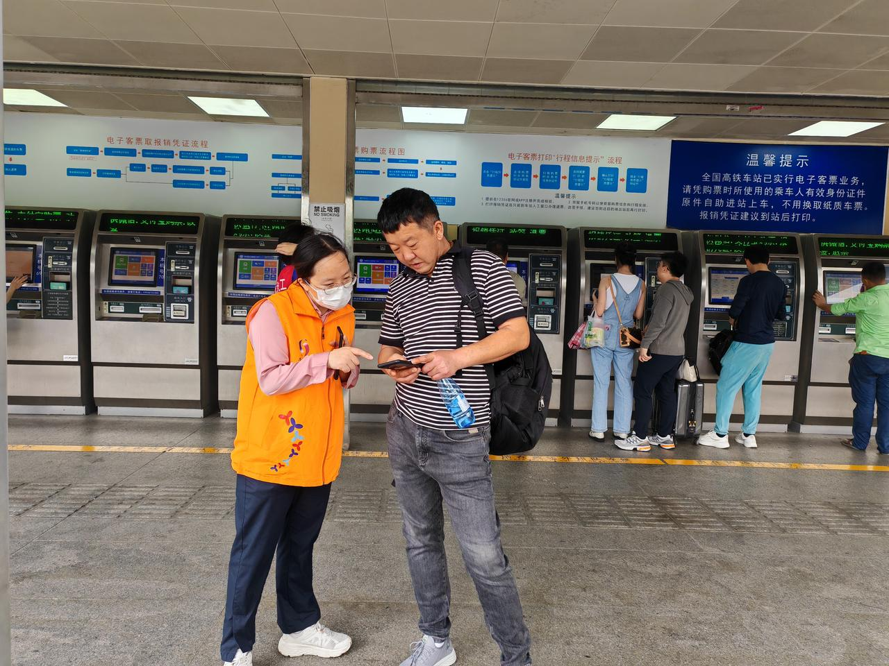 深圳北站撑伞服务，无惧清明拦路雨
