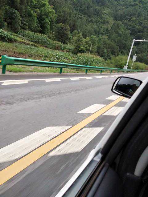 窄路开车出库判断不好车距，如何打轮不刮蹭两种技巧快速上手