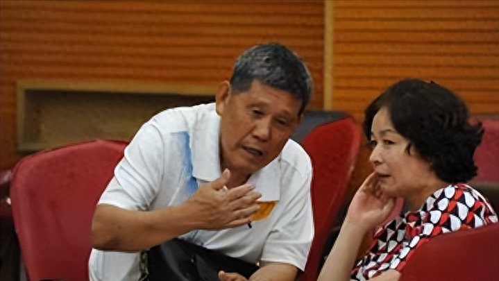 婆婆大姑姐在家横行霸道指挥儿媳伺候，老公妈宝老婆直接卖房离婚