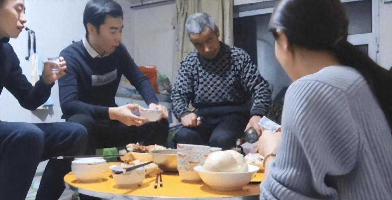 当年骂别人没儿子：哪怕儿子是疯癫傻也比女儿强，没想到却应验了