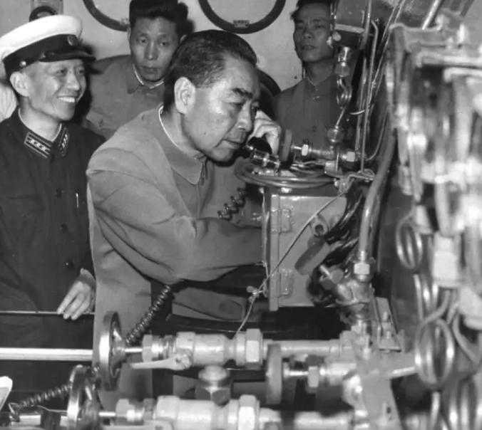 1963年，周总理吃饭时接到一个电话，为何碗筷突然掉在了地上？