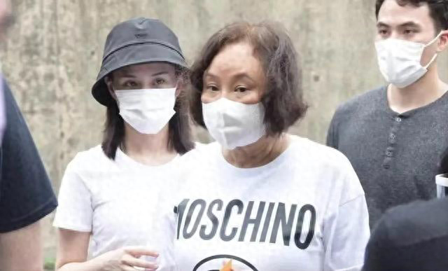 赌王扫墓现场：三太艰难前行，何超莲起抱怨，赌王在她心中分量重