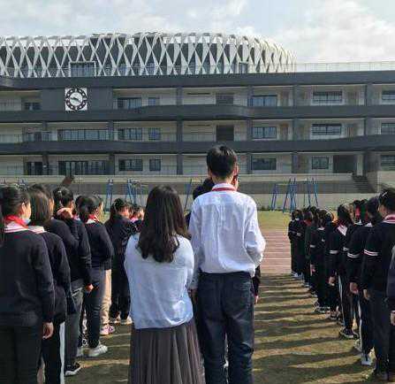 小学生穿49码鞋 个子超出老爸半个头！一测骨龄 都惊了