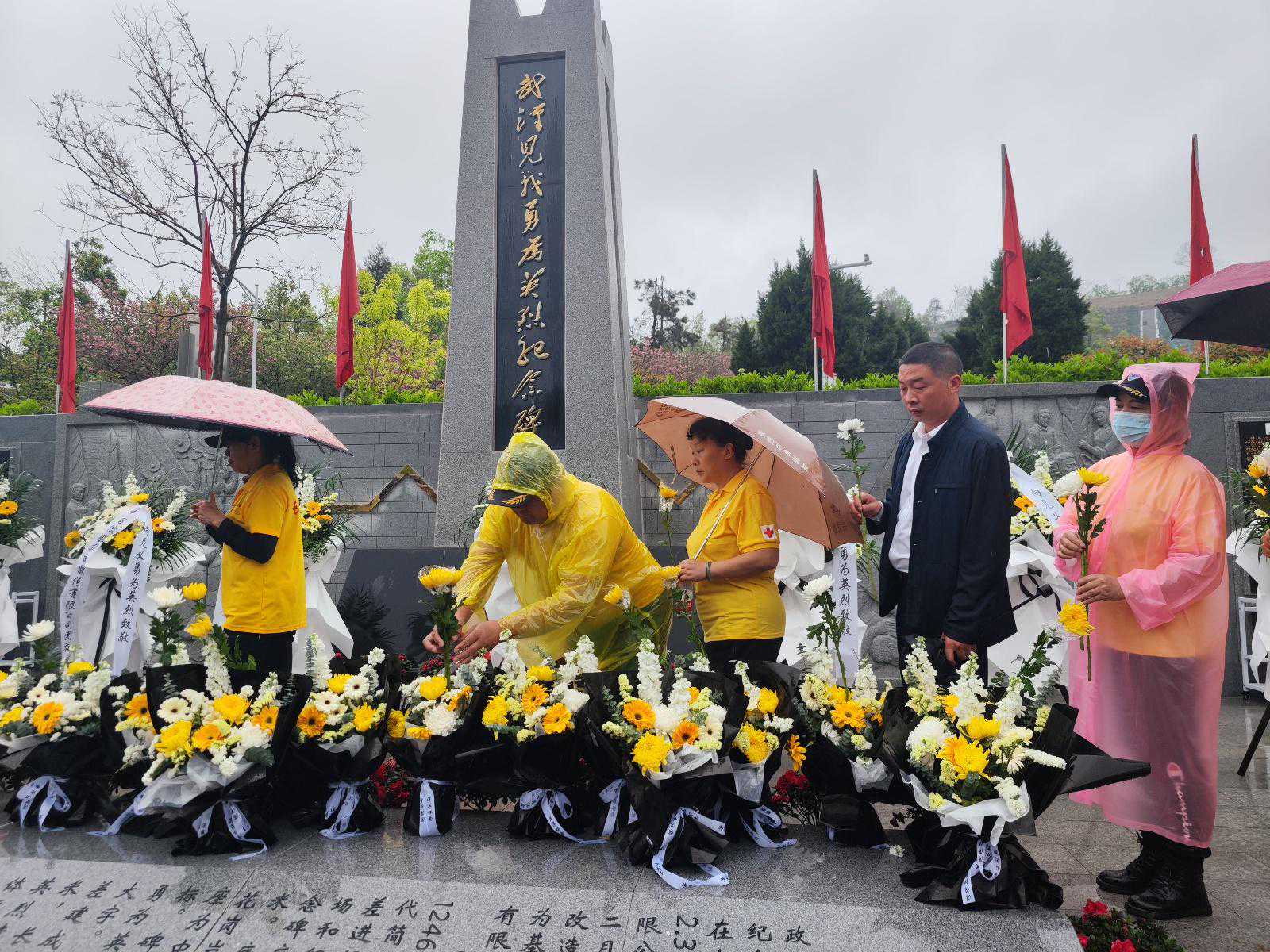 胡煜坤、周勇的英名镌刻入碑，武汉群众祭奠见义勇为英烈