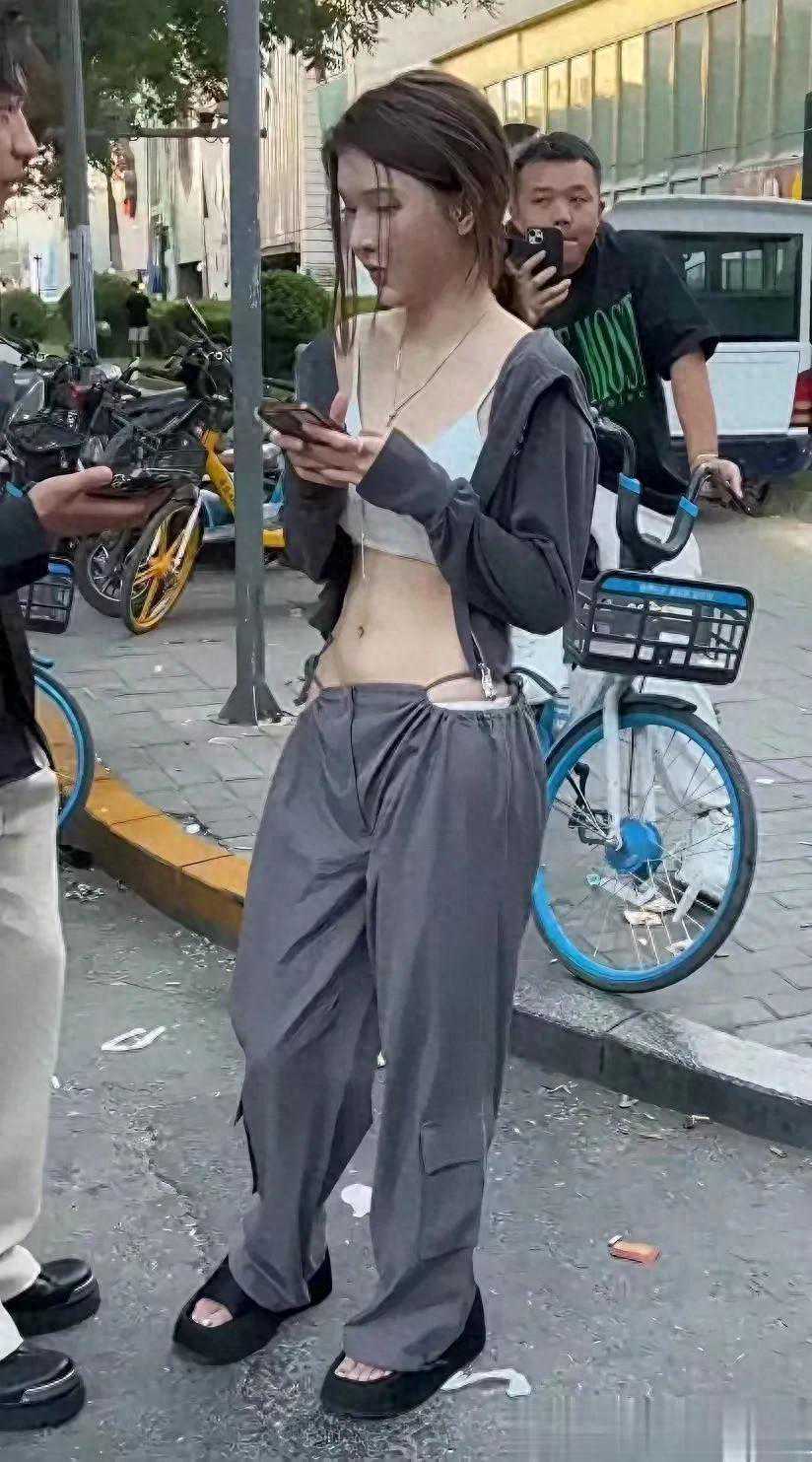 毁三观！女子穿个性的裤子逛街，网友：两个绳也叫裤子？:)
