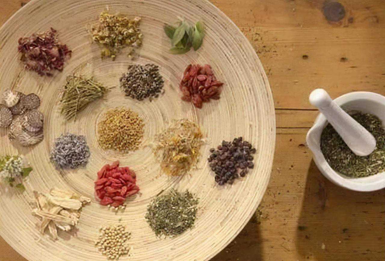 专治薛宝钗热毒的冷香丸，既便宜又贵重，矛盾不止这一点
