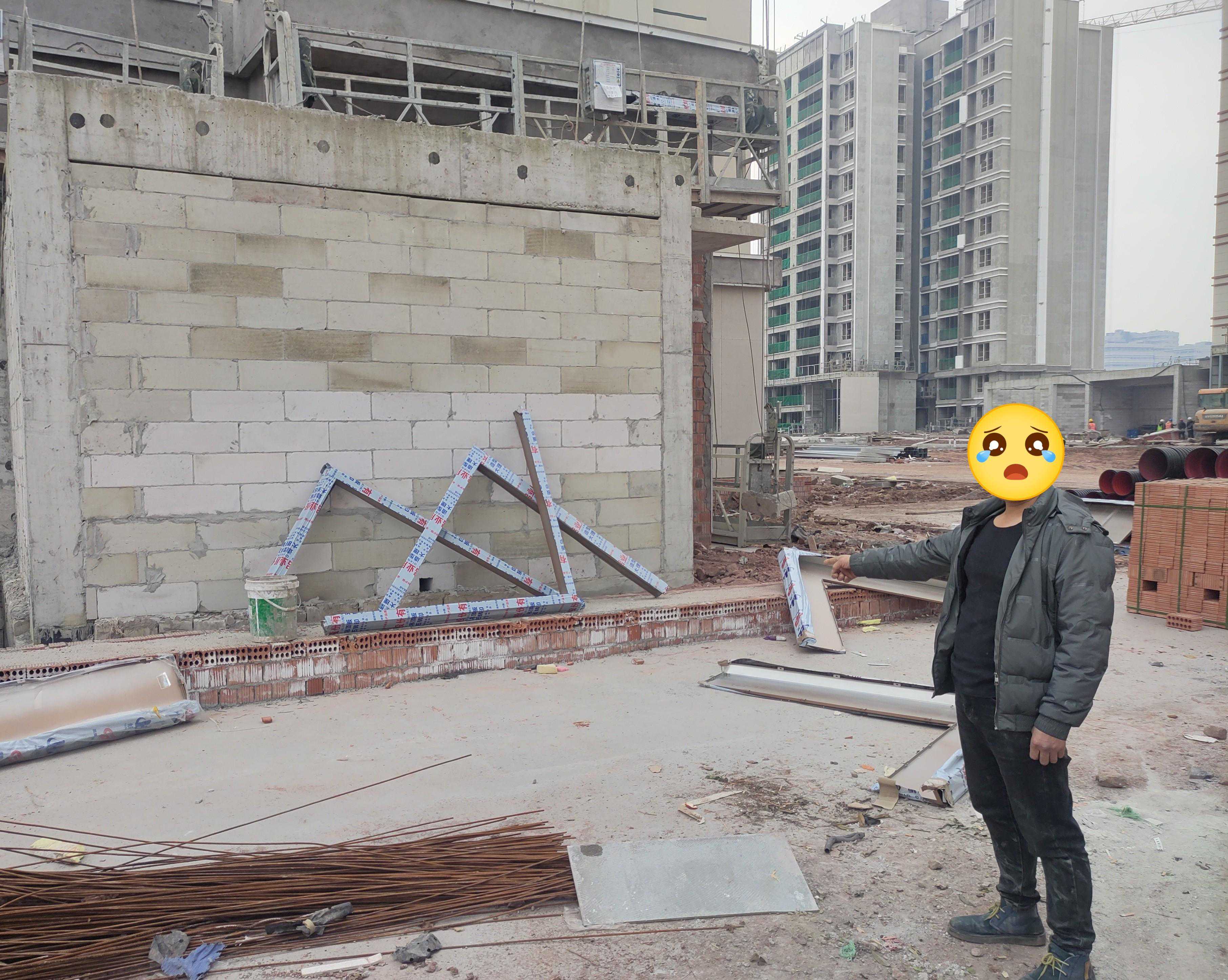 工地围挡破洞成贼道 两男子盗窃铝合金板材被警方抓获