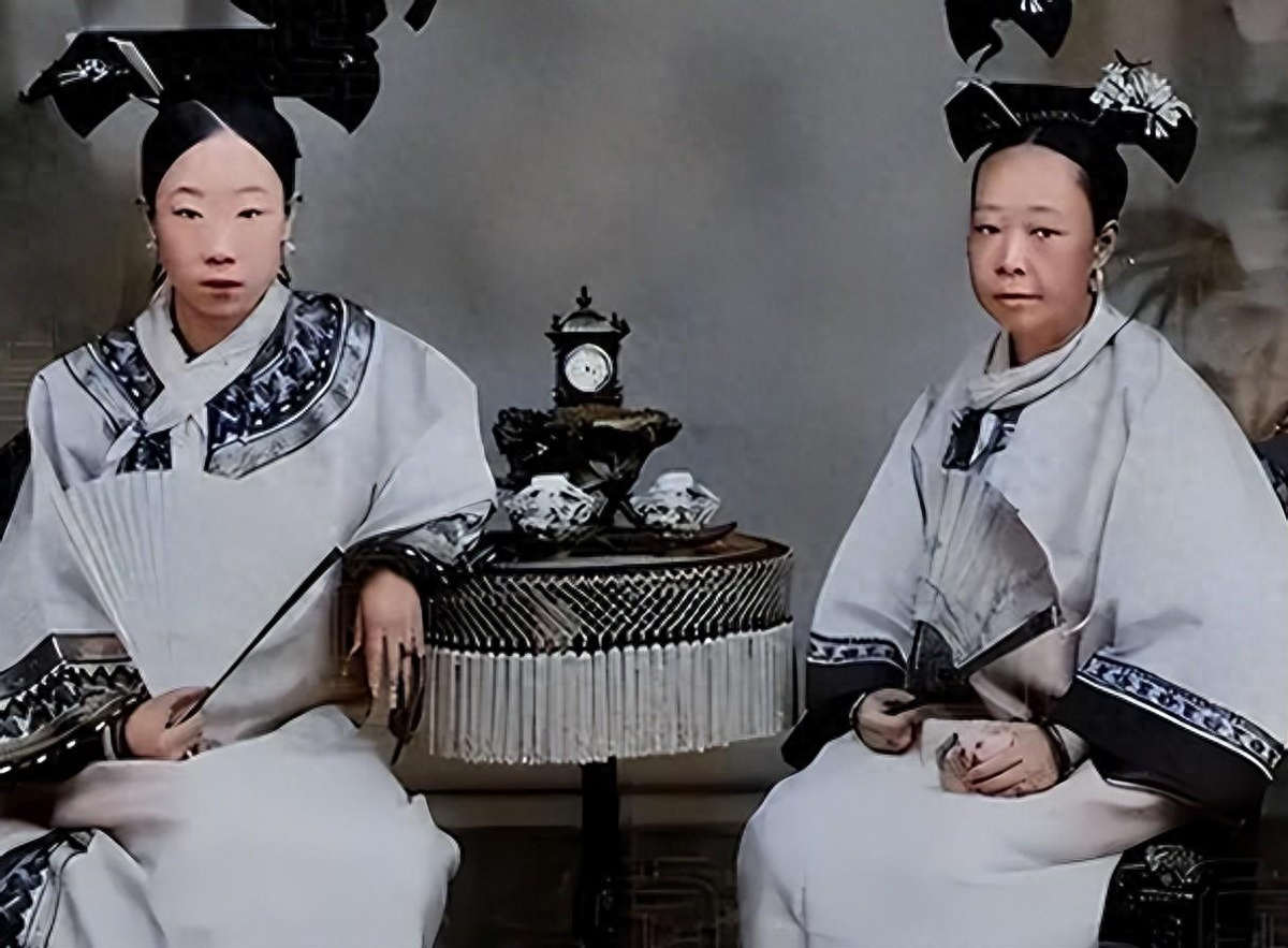 清末彩色照片：满洲格格骑毛驴，清宫里面的女子正在打牌2